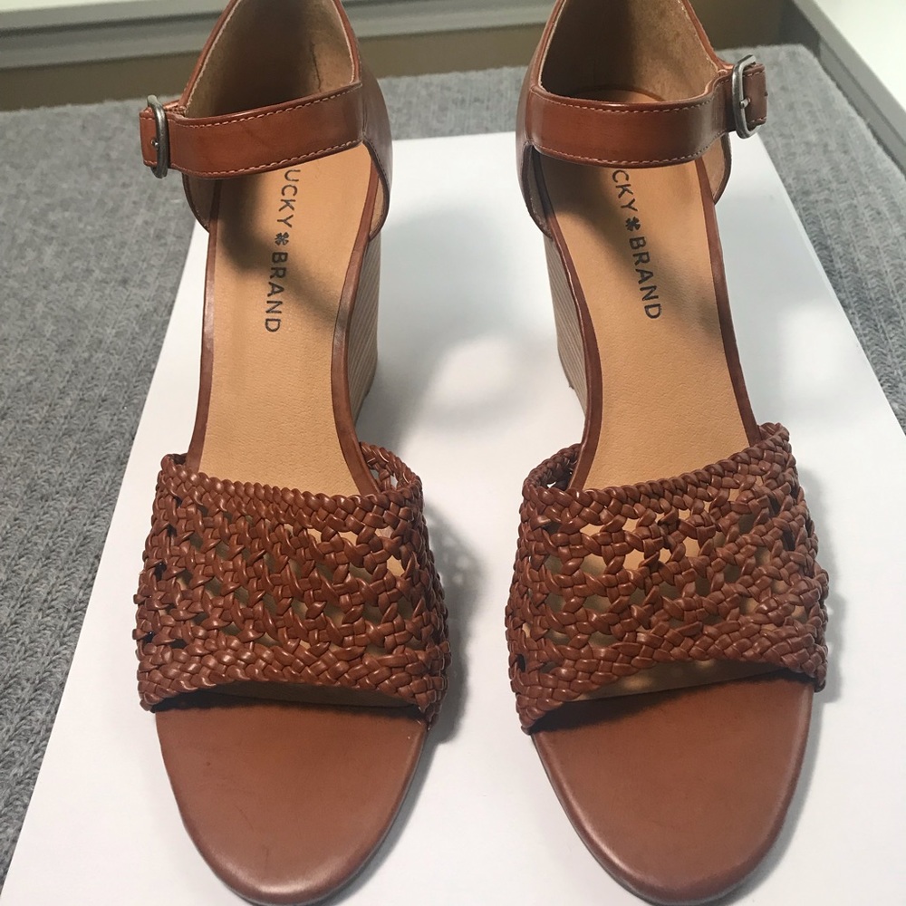 NEW NWOB Lucky Brand Wedge Cognac Sandals